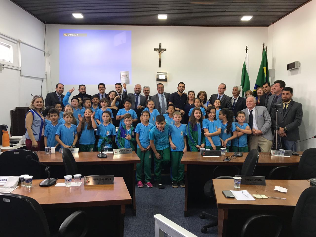 A Câmara de Vereadores de Almirante Tamandaré  recebeu a ilustre presença  dos alunos da Escola Clara Nadir Buzato